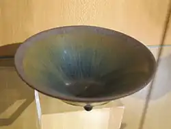 Bol à thé jian. Grès à couverte brune « fourrure de lièvre ». Song du Sud. XIIIe&nbsp;siècle. Musée Georges-Labit, Toulouse.