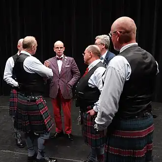 (au centre) en 2023.