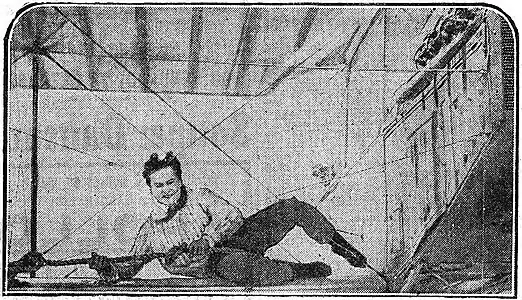 Sur l'aile de son avion (1921).