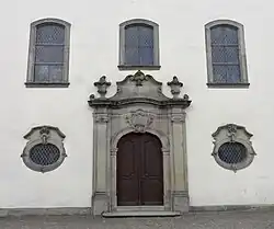 Portail baroque de l'église protestante.