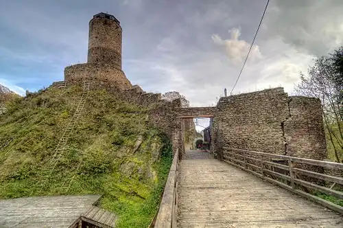 Portail et douves du château.