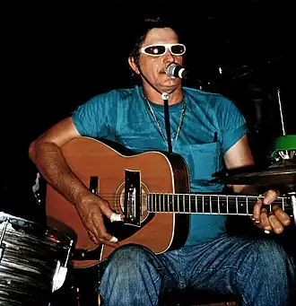 Adkins se produisant au Milestone Club à Charlotte, Caroline du Nord en 1991