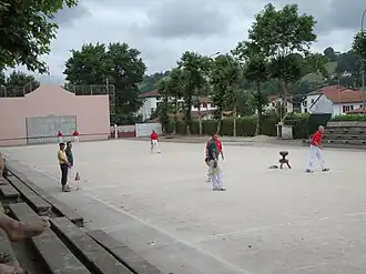 Rebot, le mur du fond et le grand espace .