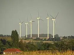 Vue zoomée sur les six éoliennes du parc de la Chaussée Brunehaut.