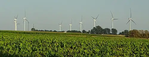 Le parc éolien du Chemin de Valenciennes (à gauche) constitue dans les faits une extension de celui de la Chaussée Brunehaut (à droite).