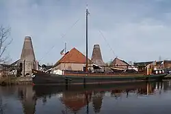 Une chambre d'hôtes avec deux fours à chaux monumentaux
