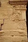 Tête d'un personnage sur un des murs du Grand temple.