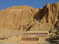 Temples de Deir el-Bahari, règne d'Hatchepsout première moitié du XVe&nbsp;siècle