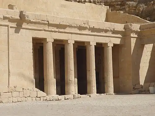 Colonnes avec abaque protodorique du temple d'Hatchepsout à Deir el-Bahari.