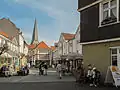 Vue dans la rue avec l'église protestante St. Georg