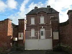L'école maternelle et bibliothèque.
