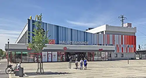 Façade de la Cottbus Hauptbahnhof&nbsp;(en) à Cottbus, Allemagne.
