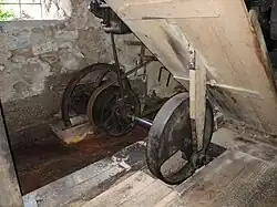 Au sous-sol, l'embiellage de la scie.