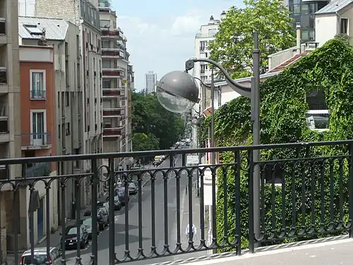 Haut de la rue de Crimée vue depuis le pont de la rue Arthur-Rozier.