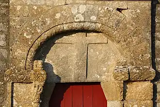 Tympan et chapiteaux.