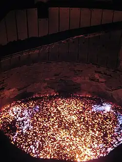 On voit une photo d'un puits rempli de feu en ébullition