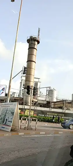 Haut fourneau d'usine de la SOBEBRA à Cotonou au Bénin photo prise en 2024 depuis carrefour Sobebra