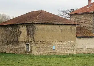Bâtiment en pisé et galets.