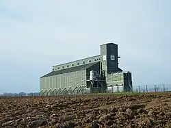 Silo agricole, en bordure de l'ex-nationale 1.