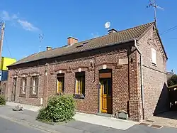 Des habitations groupées par deux.