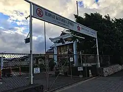 Un haut grillage protégeant l'entrée du sanctuaire