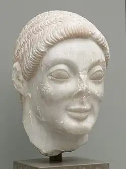Tête de kouros, v. 520. Trouvée à Athènes. Marbre, H. 31&nbsp;cm. Ny Carlsberg Glyptotek