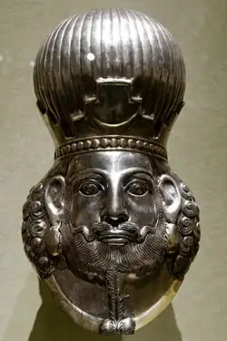 Tête en argent d'un roi sassanide, IVe&nbsp;siècle Metropolitan Museum of Art.