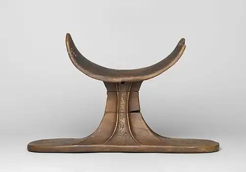 Appui-tête ; 1539-1190 avant J.-C. ; bois ; 17,8&nbsp;×&nbsp;28,6&nbsp;×&nbsp;7,6&nbsp;cm ; Brooklyn Museum.