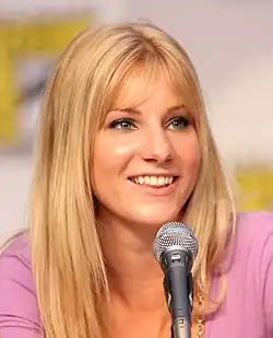 Heather Morris, qui incarne Brittany Pierce dans la série télévisée Glee, interprète la chanson dans l'épisode Bonjour ivresse.