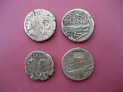 Photographie en couleurs, avers et revers, de deux pièces de monnaies.