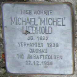 Photo couleur d'une plaque commémorative métallique.