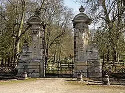 Portail du château de Mouchy-le-Châtel côté Heilles.