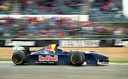 Photo vue de côté d'une monoplace violette en piste.