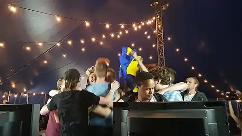 Une foule suédoise entourant le joueur Daydee, tandis qu'au premier plan, Professor Pro débranche sa manette.