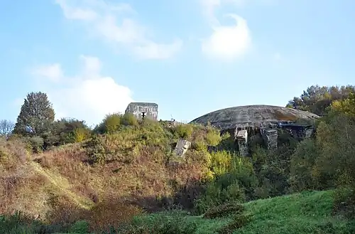 Vue de surface de la coupole d'Helfaut, base secrète des V2 construite dans une ancienne carrière de craie en 1944.