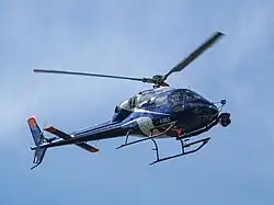 AS355 N Écureuil, hélicoptère caméra suivant la course.