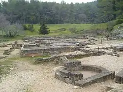 Fontaine hellénique et premier forum.