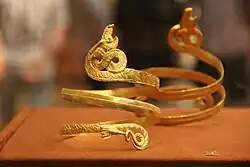 Paire de bracelets en or avec extrémités en forme de dragon des mers. IIIe&nbsp;– IIe&nbsp;siècle av. J.-C. Musée national archéologique d'Athènes.