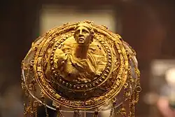 Filet à cheveux en or avec un buste d'Artémis. IIIe&nbsp;siècle&nbsp;av. J.-C. Musée national archéologique d'Athènes.