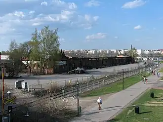 Deux jours après l'incendie. Au premier plan se trouvent les rails de l’ancienne voie ferrée du port.