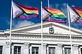 Drapeaux arc-en-ciel "Progress Pride Flag" devant l'hôtel de ville d'Helsinki en Finlande en septembre 2020.