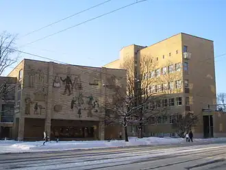 Bâtiment principal de l'École supérieure de commerce d'Helsinki conçu avec Hugo Harmia (1950).