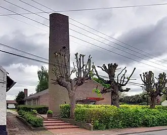 La chapelle et son campanile vus de la rue