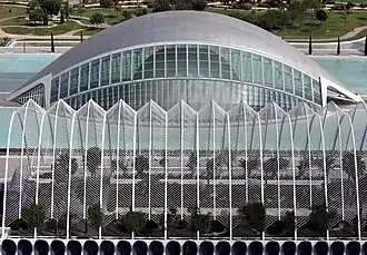 L'Umbracle avec l'Hemisfèric à l'arrière-plan.