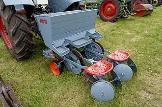 Planteuse à pommes de terre semi-automatique (employant 2 personnes derrière un tracteur).