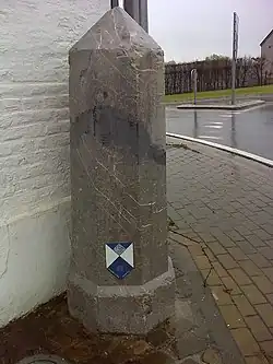 Borne no 187 près de Henri Chapelle, octogonale, hauteur 1,70 mètre