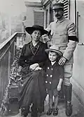 Henri, sa femme et son fils en 1916.