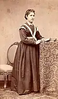 Une élève en uniforme de la maison d'éducation de la Légion d'honneur, vers 1865, photographie d'Henri Louis Lavaud.