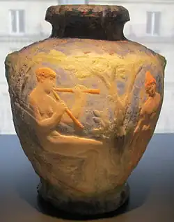Vase Pastorale (vers 1895-1900), pâte de verre, Paris, musée des arts décoratifs.