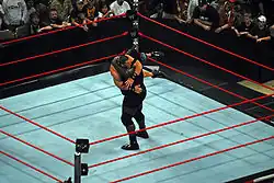 Mark Henry exécutant le World Strongest Slam sur John Cena.